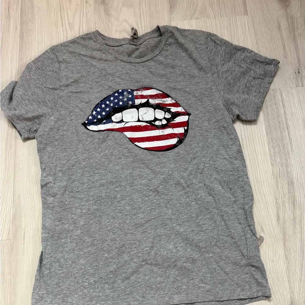 Amazon Gray Graphic Short Sleeve Tee